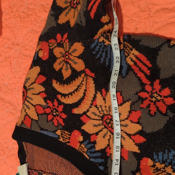 Farm Rio cropped sweater. Oversized, can fit a Large size. - Picture 8 of 11